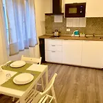 Mimi Rooms&studios ゲストハウス 4*